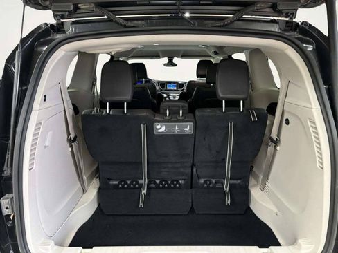 Used 2020 Chrysler Pacifica Touring-L FWD image 16