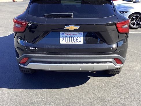 Used 2025 Chevrolet Trax LT w/ LT Convenience Package image 8