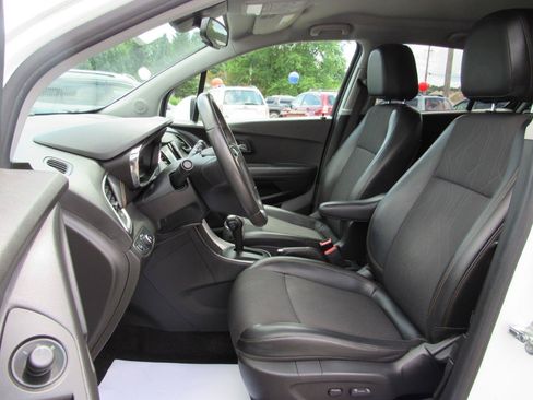 Used 2017 Chevrolet Trax LT w/ LT Convenience Package AWD/4WD image 4