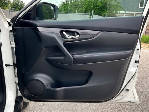 Certified 2017 Nissan Rogue SV w/ SV Premium Package FWD image 22
