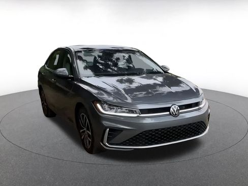 Used 2025 Volkswagen Jetta SE image 2