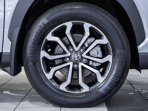 Used 2024 Toyota Corolla Cross SE image 13