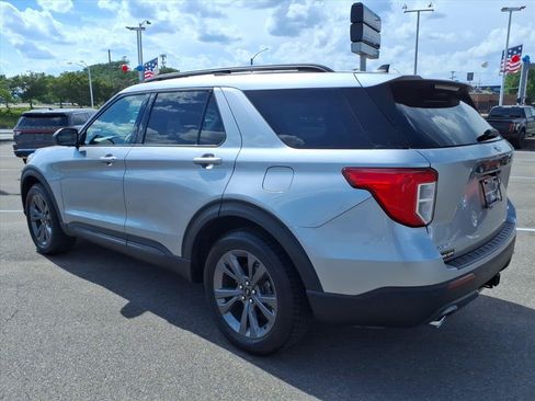 Certified 2021 Ford Explorer XLT w/ Equipment Group 202A AWD/4WD image 3