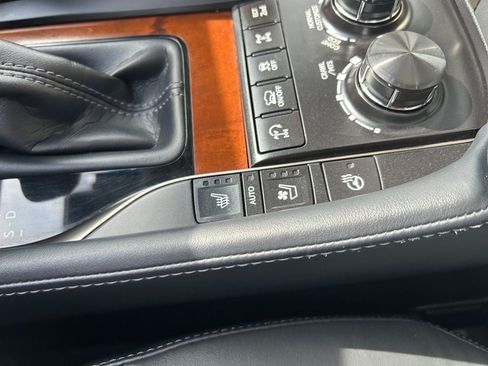 Used 2021 Lexus LX 570 4WD w/ Luxury Package image 32