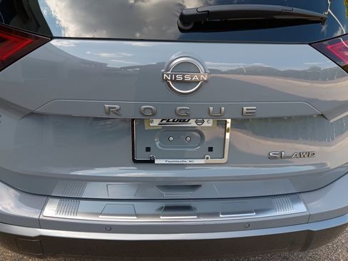 Used 2024 Nissan Rogue SL AWD/4WD image 14