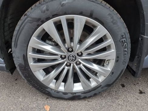 Used 2024 Toyota Highlander Platinum image 10