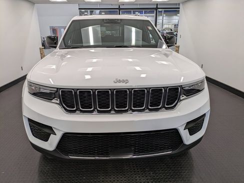 Used 2024 Jeep Grand Cherokee Laredo X image 2