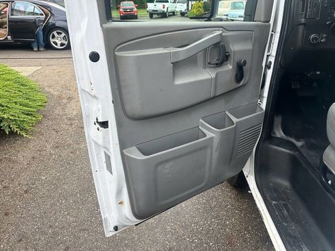 Used 2018 Chevrolet Express 3500 w/ Driver Convenience Package image 16