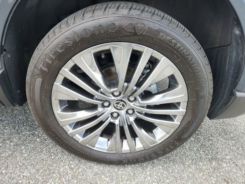 Used 2024 Toyota Venza XLE AWD/4WD image 16