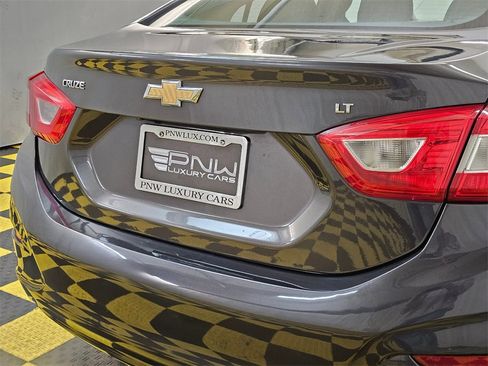 Used 2017 Chevrolet Cruze LT image 13