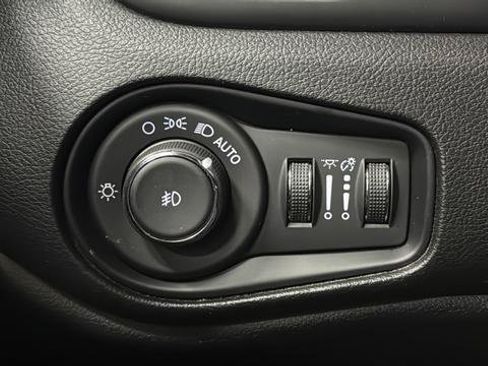Used 2021 Jeep Renegade Latitude AWD/4WD image 28