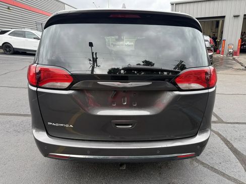 Used 2017 Chrysler Pacifica Touring-L w/ Tire & Wheel Group FWD image 3
