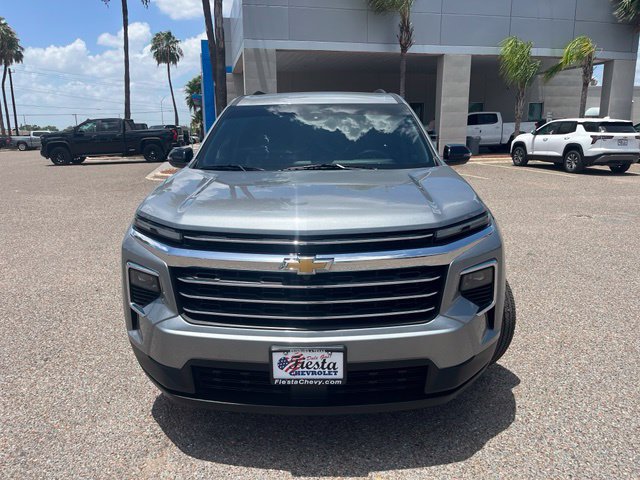 Used 2025 Chevrolet Traverse LT FWD image 2