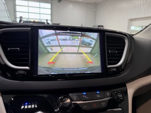 Used 2024 Chrysler Pacifica Touring-L FWD image 12