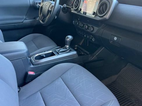 Used 2019 Toyota Tacoma TRD Sport w/ Technology Package AWD/4WD image 18