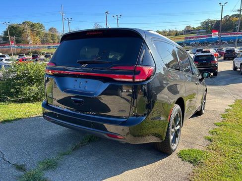 Certified 2022 Chrysler Pacifica Touring-L w/ S Appearance Package image 5