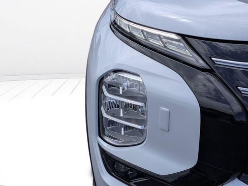 Used 2025 Mitsubishi Outlander AWD image 9