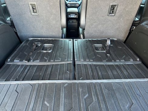Used 2021 GMC Acadia SLT w/ Technology Package AWD/4WD image 16