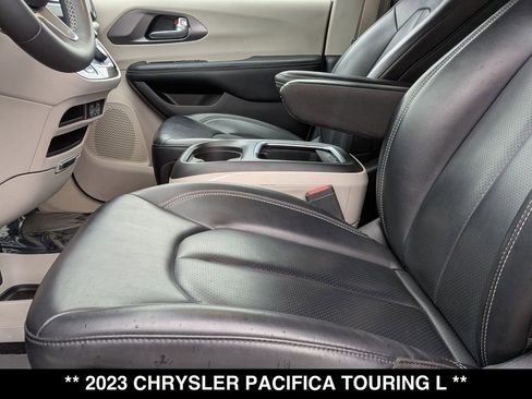 Used 2023 Chrysler Pacifica Touring-L FWD image 18