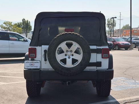 Used 2016 Jeep Wrangler Unlimited Rubicon w/ Connectivity Group AWD/4WD image 4