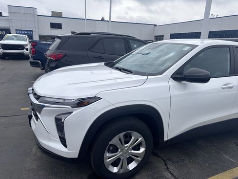 Used 2024 Chevrolet Trax LS image 4