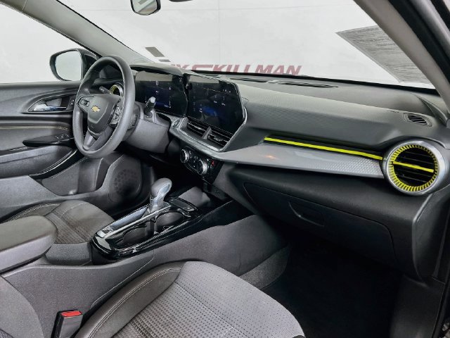 Used 2025 Chevrolet Trax LT FWD image 36