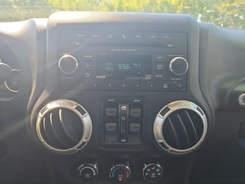 Used 2018 Jeep Wrangler Unlimited Sahara w/ Connectivity Group AWD/4WD image 25