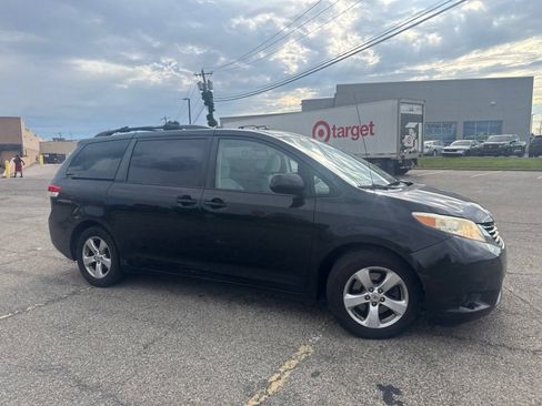 Used 2012 Toyota Sienna LE w/ Towing Pkg FWD image 23