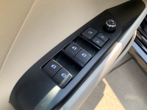 Used 2019 Toyota Camry XLE w/ Navigation Package FWD image 15