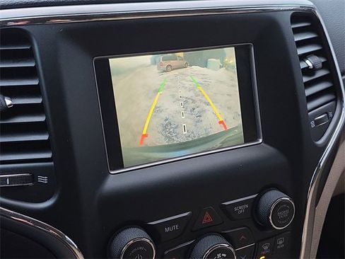 Used 2018 Jeep Grand Cherokee Laredo image 17