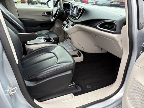 Used 2023 Chrysler Pacifica Touring-L FWD image 10