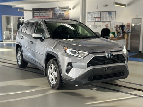Used 2021 Toyota RAV4 XLE w/ Convenience Package AWD/4WD image 3