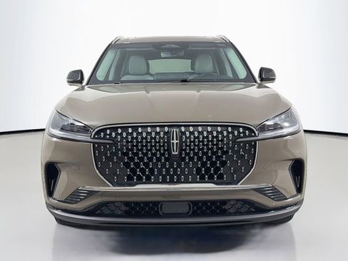 Used 2025 Lincoln Aviator 2WD image 2