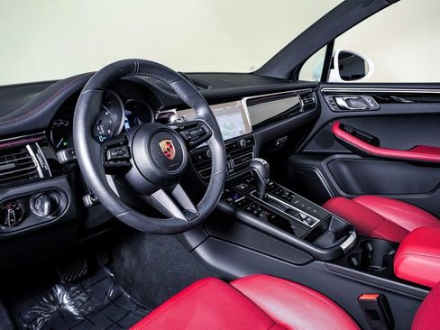 Certified 2025 Porsche Macan AWD/4WD image 4