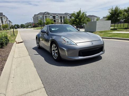 Used 2014 Nissan 370Z Coupe RWD image 3