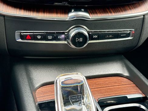 Used 2023 Volvo XC60 B5 Ultimate image 17