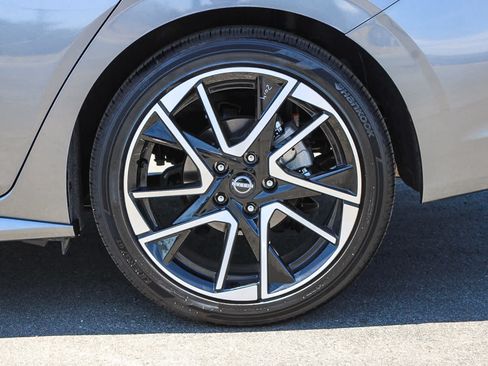 Used 2025 Nissan Sentra SR w/ SR Premium Package FWD image 10