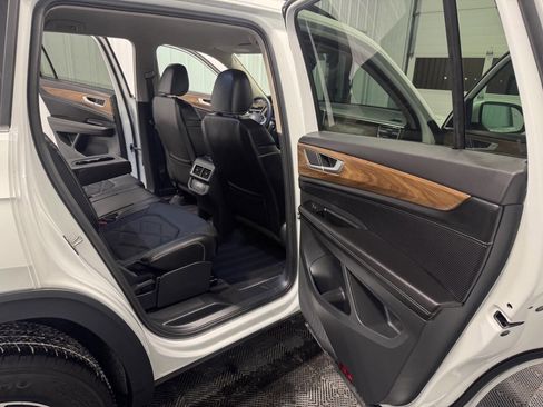 Used 2024 Volkswagen Atlas SE image 25
