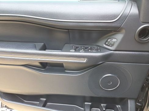 Used 2022 Ford Expedition XLT image 12