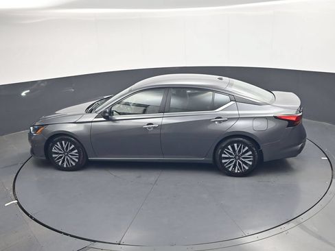 Used 2025 Nissan Altima 2.5 SV FWD image 25