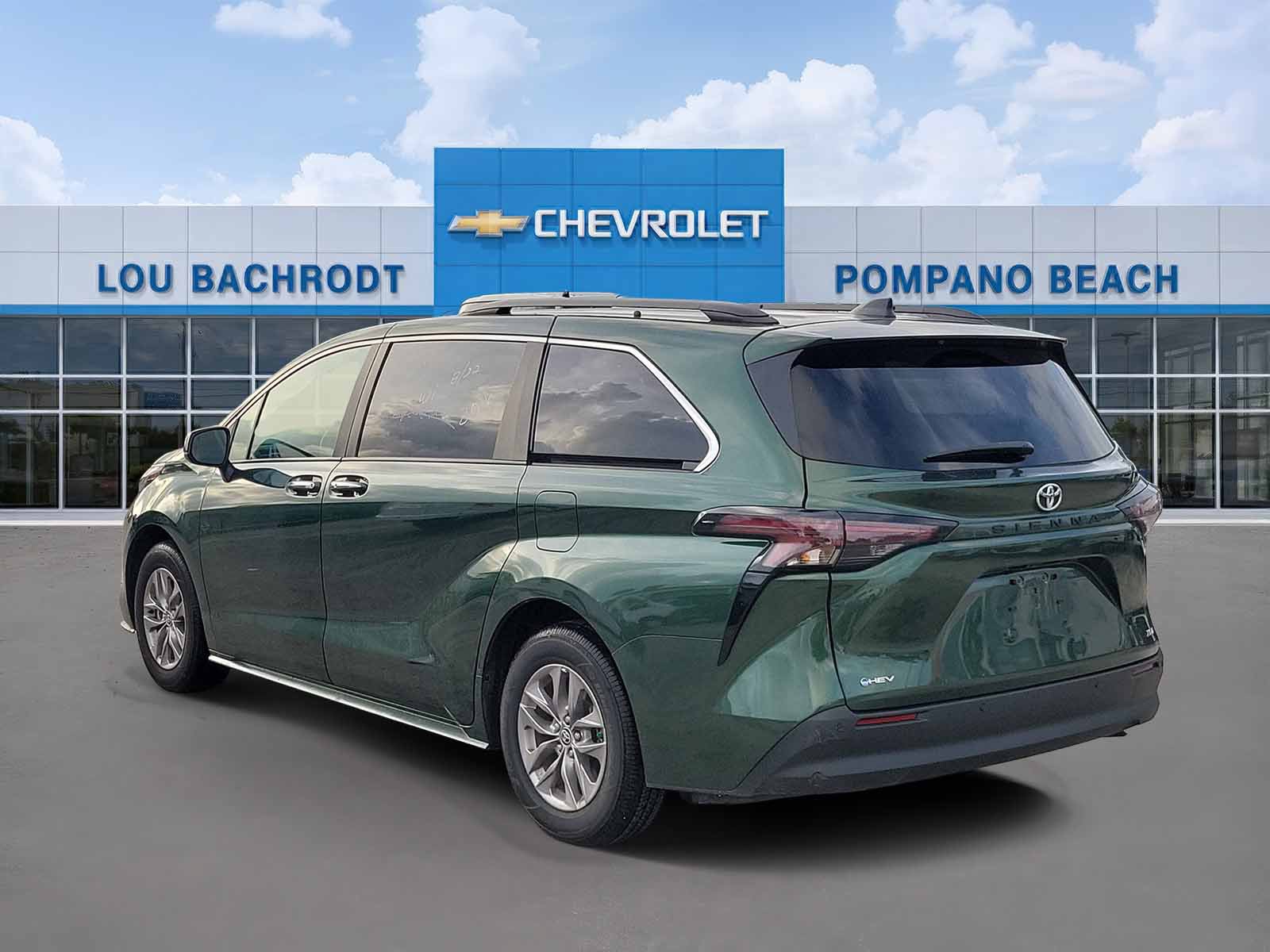 Used 2026 Toyota Sienna XLE FWD image 2