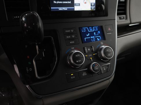 Used 2017 Toyota Sienna XLE w/ XLE Navigation Package image 22