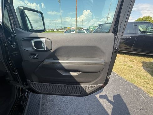 Used 2024 Jeep Wrangler Unlimited Sahara w/ Technology Group AWD/4WD image 22