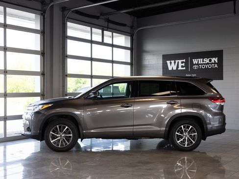 Used 2017 Toyota Highlander XLE AWD/4WD image 1