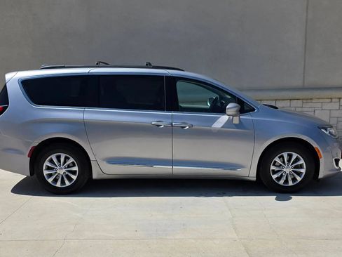 Used 2017 Chrysler Pacifica Touring-L FWD image 2