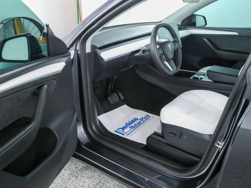 Used 2024 Tesla Model Y Long Range RWD image 3