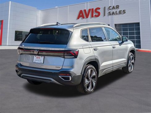 Used 2025 Volkswagen Taos SE image 6