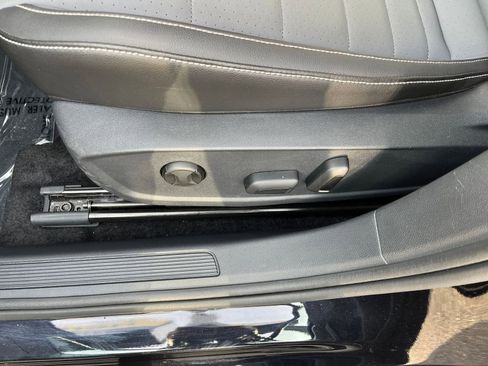 Used 2025 Volkswagen Jetta SE image 23