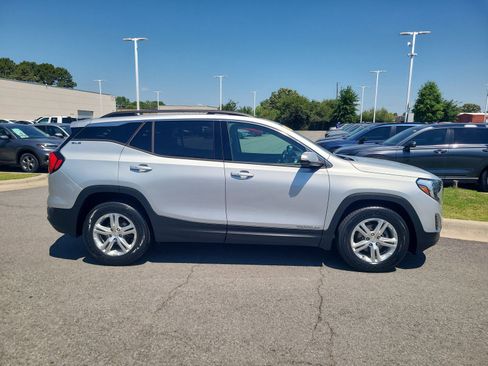 Used 2020 GMC Terrain SLE w/ Driver Convenience Package FWD image 2