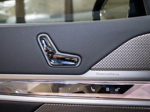 Used 2025 BMW i7 xDrive60 image 14